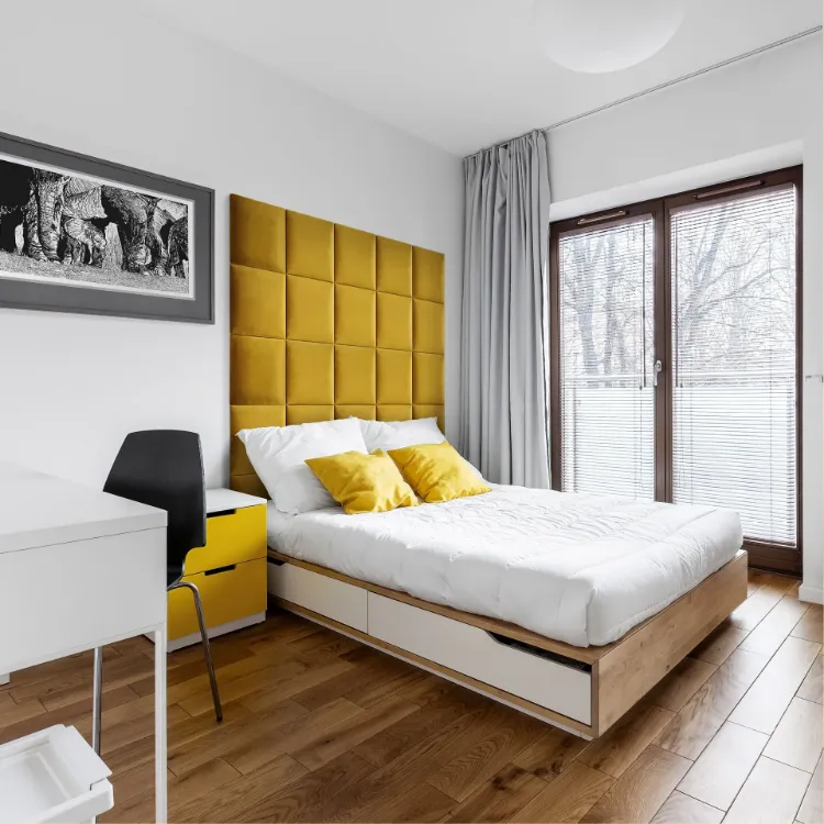 Schlafzimmer-Bett-Kopfteil-aus-Polster-Paneelen-Holzboden-5907762321327