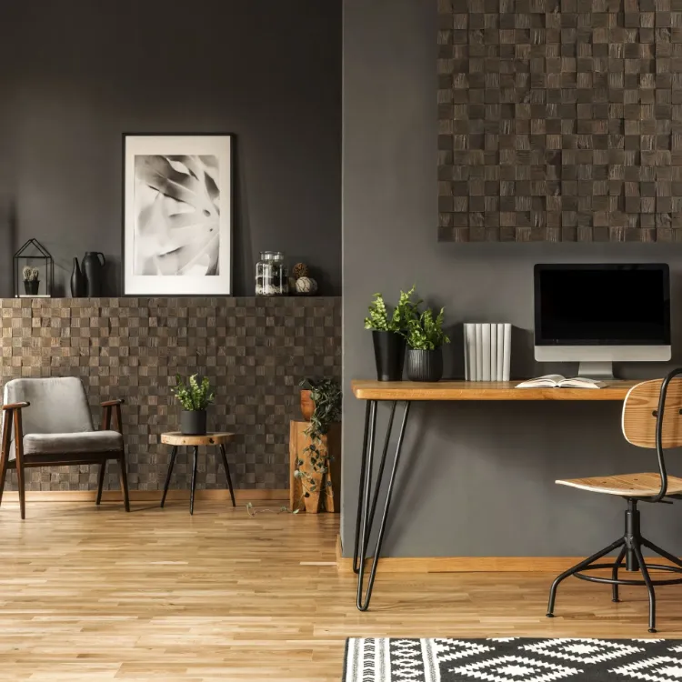 Elegantes-und-modernes-Homeoffice-mit-dunklen-Holzkacheln-an-der-Wand-und-einem-schlichten-holzschreibtisch